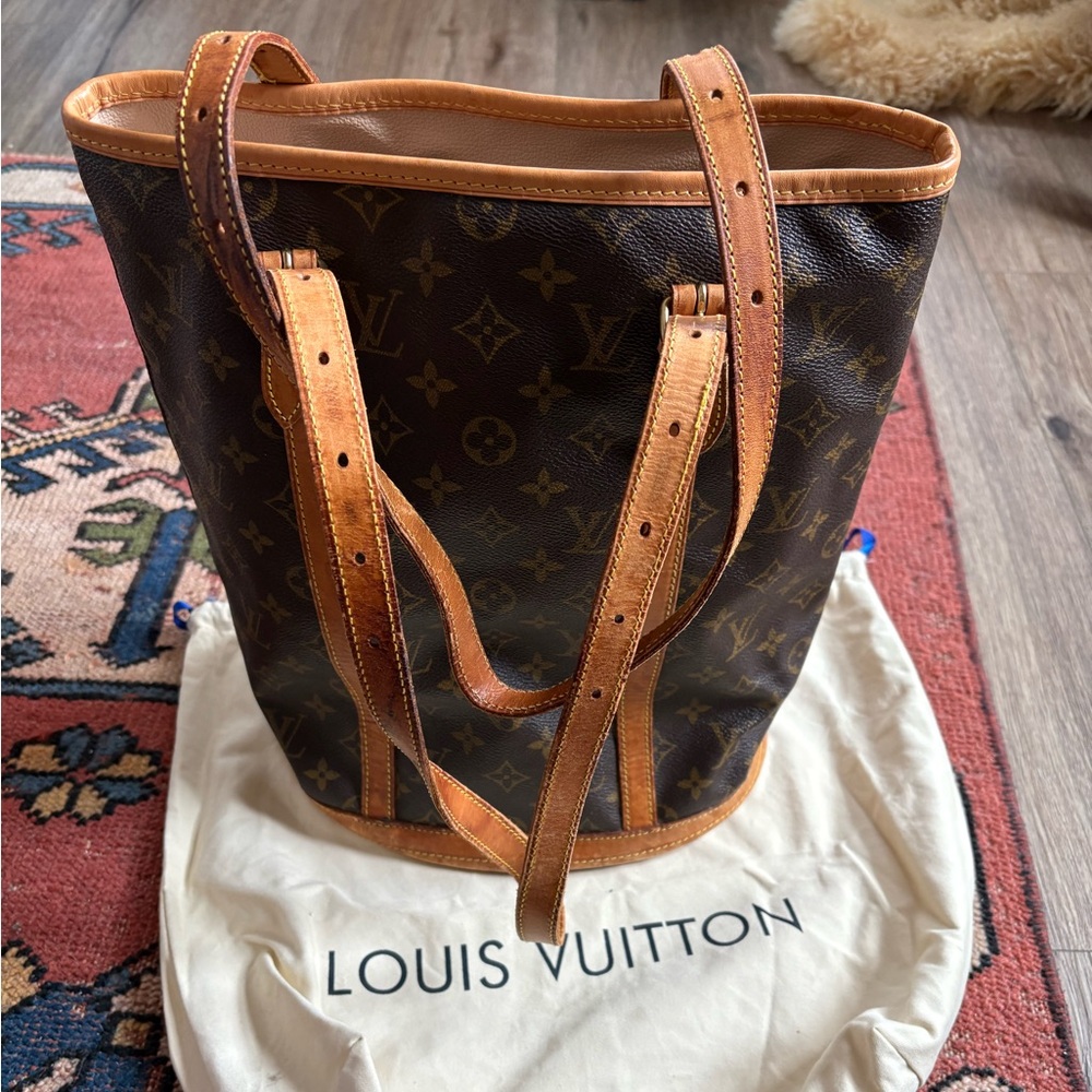 EUC Louis Vuitton bucket GM